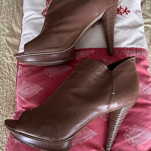B Makowsky leather platform booties - Picture 4 of 6